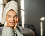 Rozświetlająca baza pod makijaż: Twój sekret promiennej cery?