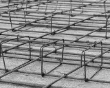 Siatka zbrojeniowa, gotowa do zalania betonem. To zbrojenie płyty fundamentowej zapewni stabilność konstrukcji.