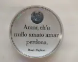 Medaglione con ritratto di Dante e la celebre frase "Amor, ch'a nullo amato amar perdona", che esprime il significato dell'amore reciproco.