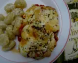 Escalope de veau parmigiana, une recette italienne savoureuse, servie avec des gnocchis.