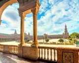 Prachtvoller Blick auf die Plaza de España in Sevilla, inspiriert von der Architektur von Jerez de la Frontera.