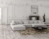 Elegancki salon z ozdobną ramą lustra ze styropianu, kominkiem i wygodną sofą.