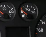 Wskaźnik paliwa pokazuje, że zostało mało paliwa. Zastanawiasz się, ile km na rezerwie jeszcze przejedziesz?