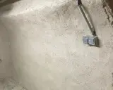 Murs bruts avec prises électriques et tuyauterie, étape clé pour savoir comment assainir une maison.