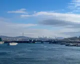 Blick über das Wasser auf die Skyline von Istanbul mit dem Galataturm und der Galatabrücke. Hier finden Sie einige Istanbul Geheimtipps.