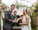 Szczęśliwa para wymienia obrączki podczas ceremonii. To ich drugi ślub po rozwodzie, pełen radości i nadziei na przyszłość.