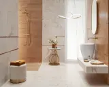 Elegancka łazienka z płytkami glamour imitującymi marmur i drewno. Złote detale, nowoczesne oświetlenie i stylowe dodatki tworzą luksusową atmosferę.