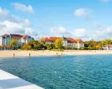 Piękne miasto na weekend w Polsce: Sopot z plażą i hotelami nad morzem.