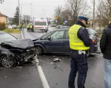 Policjant spisuje sprawcę wypadku. Zniszczone auta i karetka na sygnale świadczą o tym, że doszło do tragedii, być może przez jazdę pod wpływem.