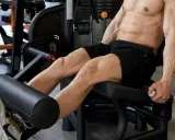 Gambe muscolose in allenamento per il ciclismo su pista, con focus sui quadricipiti e polpacci.