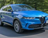Niebieskie Alfa Romeo Tonale w ruchu. Sprawdź aktualną alfa romeo tonale cena i wybierz swój wymarzony SUV.
