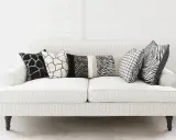 Ecco come mettere i cuscini sul divano: un mix di fantasie animalier e pois per un tocco selvaggio e moderno.