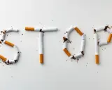 Das Wort "STOP" aus zerbrochenen Zigaretten. Ein starkes Symbol gegen das Rauchen, das auch eine raucherin durch freund überwinden kann.