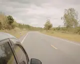 Vista desde un coche en una carretera rural. ¿Cuántos km dura un coche? Depende de su mantenimiento y el camino.