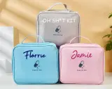 Trzy kosmetyczki: szara z napisem "OH SH*T KIT", niebieska "Florrie" i różowa "Jamie". Idealne, by wiedzieć, co zabrać na wesele, gdyby coś poszło nie tak.