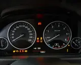 Cruscotto auto con tachimetro, contagiri e spie accese, tra cui il simbolo pressione gomme.