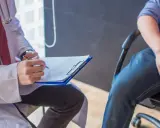Lekarz notuje objawy pacjenta, który martwi się o potencjalną krosta na jądrze.