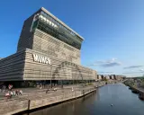 Nowoczesne muzeum narodowe Oslo, Munch, lśni w słońcu nad wodą.