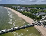 Miejscowości nad Bałtykiem na Pomorzu Zachodnim: plaża, molo, hotele i las.