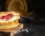 Pasticciotto leccese, un dolce tipico da provare assolutamente a Lecce, con pasta frolla e crema pasticcera.