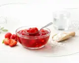 Miseczka z owocowym kisielem, łyżeczka, maliny, truskawki i skrobia. Zastanawiasz się nad kisiel kcal?