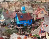 Pueblo de pescadores en Malta con casas coloridas y escaleras de madera. Un lugar ideal para visitar con niños.