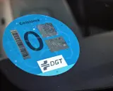 Etiqueta eco DGT en parabrisas. Vehículo eléctrico, listo para circular por la zona azul de Barcelona.
