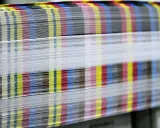 Kolorowe paski CMYK na krawędziach papieru świadczą o pracy w branży poligraficznej.