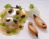 Delicioso lenguado a la meunière con alcaparras, perejil, cebollas caramelizadas y una quenelle de crema.
