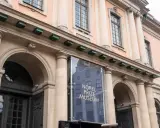 Fasad med pelare och valv leder till Nobel Prize Museum.