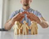 Mani protettive sovrastano figure stilizzate, un simbolo di cura e attenzione, come nel **galateo** moderno.