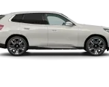 El mejor BMW, un SUV blanco elegante con llantas deportivas, se presenta en un fondo negro, listo para la aventura.
