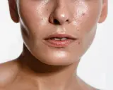Primo piano del viso lucido, con pori visibili e qualche imperfezione. Scopri come eliminare il sebo in eccesso dal viso per una pelle opaca e uniforme.
