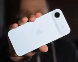 Jasny tył telefonu, prawdopodobnie iPhone 17 Air, z widocznym logo Apple i modułem aparatu.