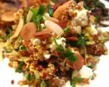 Salade de quinoa colorée avec des amandes effilées et du fromage feta. Une idée pour la meilleure recette salade quinoa.