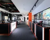 Nowoczesne biuro GlobalLogic, firmy z grupy Hitachi, z ekranami prezentującymi technologie.