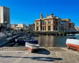 Il Teatro Petruzzelli e il porto con barche, un classico tra le cose da vedere a Bari.