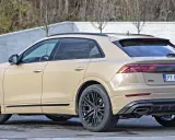 Beżowe Audi Q8 RS z czarnymi felgami. Sprawdź aktualną audi q8 cena i konfigurację tego luksusowego SUV-a.