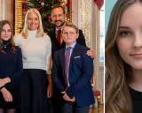 Mette Marit med familjen vid julgranen. Hennes barn, prinsessan Ingrid Alexandra och prins Sverre Magnus, ser glada ut.