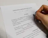 Firma de un contrato de arrendamiento de vivienda, un acuerdo legal que define los términos de alquiler.