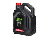 Czarny kanister z olejem Motul 5100 15W-50, przeznaczony do motocykli szosowych i terenowych. Idealne zastosowanie dla wymagających kierowców.