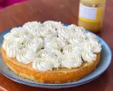 En saftig tårta med fluffig grädde och en härlig citronfyllning. Perfekt att baka med citron till fikat.