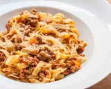 Tagliatelle z bogatym sosem mięsnym, czyli klasyczne ragu. Pyszne danie, które rozgrzewa i syci.
