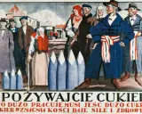 Ludzie w strojach z epoki, przed budynkiem z napisem "Cukier". Hasło "Cukier krzepi kto to powiedział" towarzyszy tej scenie.