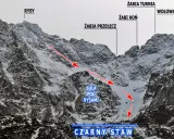 Zimowy krajobraz Tatr z zaznaczonymi szczytami i potencjalnymi trasami lawinowymi, w tym obszarem Buli pod Rysami, gdzie zdarzają się największe lawiny w Polsce.