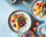 Zwei Schalen Haferbrei mit frischen Beeren, Orange und Passionsfrucht. Sanfte Kolitis ulcerosa Rezepte, die gut tun.