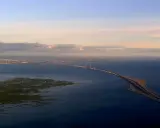 Most Øresund, łączący Danię ze Szwecją, ma 16 km długości. Widok z lotu ptaka na imponującą konstrukcję.