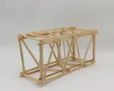 Maqueta de puentes de palos con estructura triangular, unida con pegamento blanco.