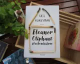 Copertina del libro "Eleanor Oliphant sta benissimo" di Gail Honeyman, con fiammiferi disposti a formare una casa.