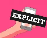 Mano che tiene uno smartphone con la scritta "EXPLICIT". Immagine che allude a esempi di sexting.